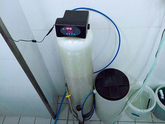 為什么有些食堂洗碗機里會積攢那么多水垢，如何清理？