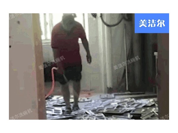 小學食堂用腳洗碗！為啥不用食堂洗碗機呢？